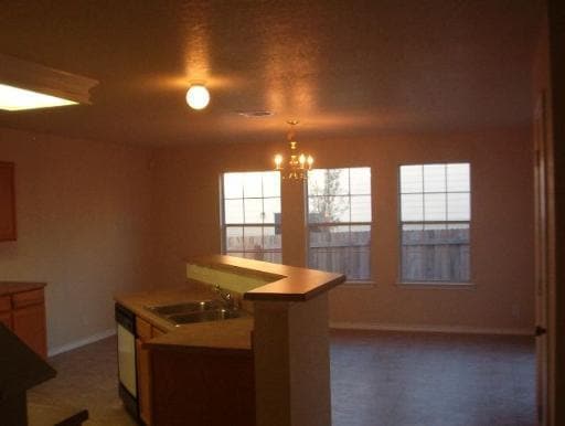 Building Photo - Large 3 Bedroom