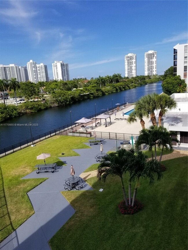 Building Photo - 3401 N Country Club Dr