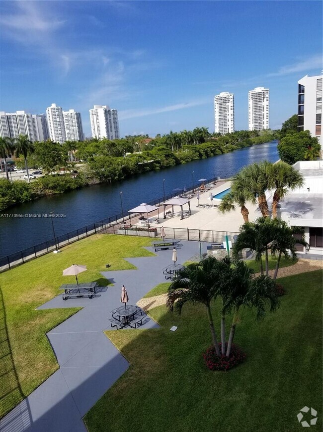 Building Photo - 3401 N Country Club Dr