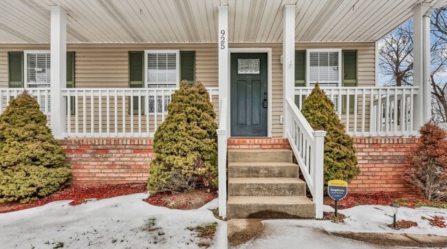 Building Photo - 925 Granny White Rd