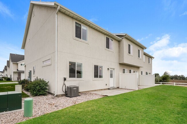 Building Photo - Beautiful 3 Bed, 2.5 Town Home! Available Now! See Our 3D Tour of This Property! Available NOW!