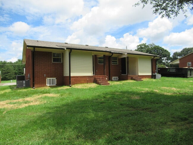 Building Photo - Newly Renovated Duplexes in Lincolnton – N...