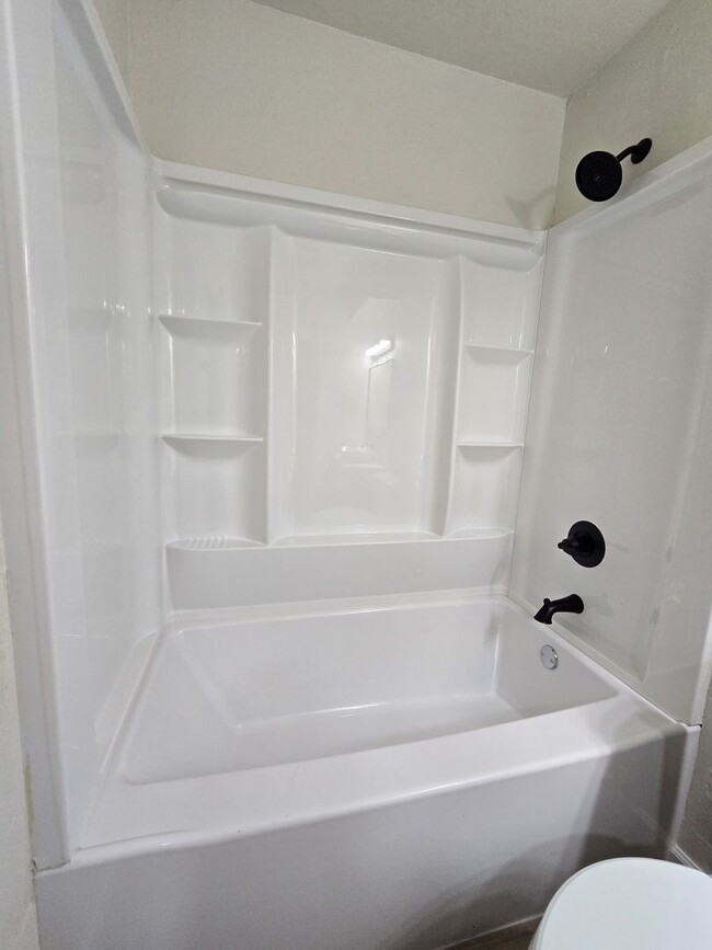 Building Photo - Beautifully remodeled 3 bed 1.5 bath home ...