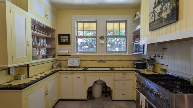 Building Photo - Furnished spacious 2/1 historic home in do...