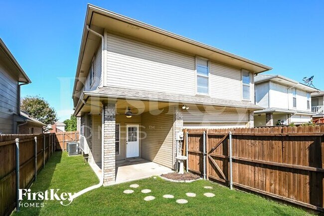 Building Photo - 2210 Meadowstone Dr