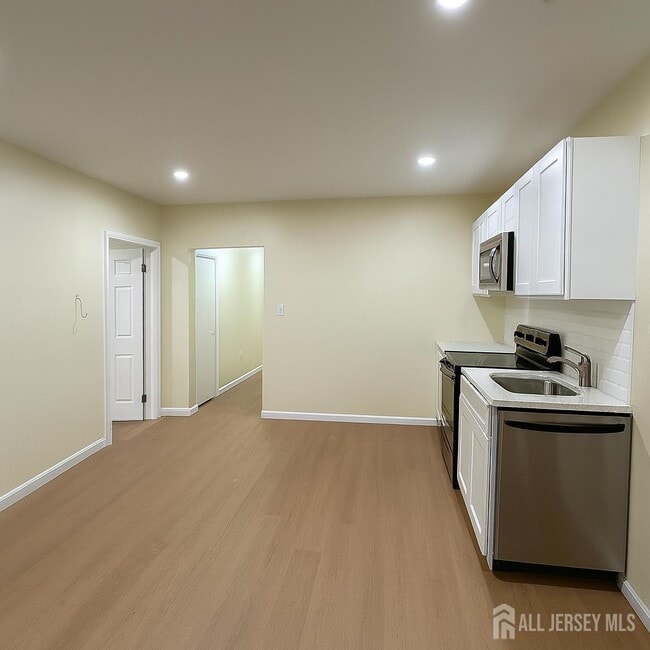 Primary Photo - 166 Throop Ave