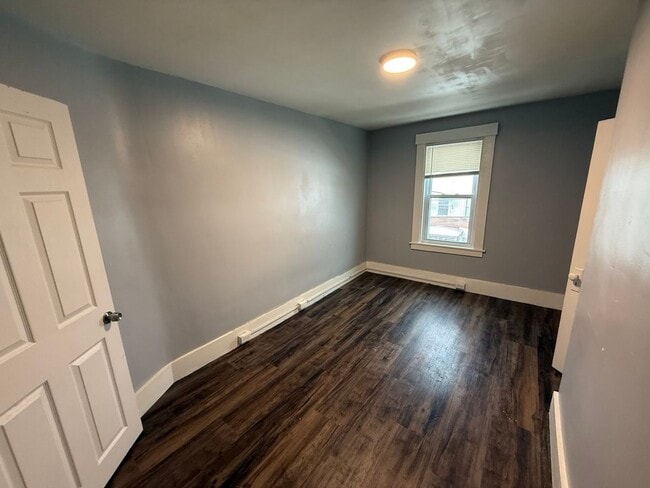 Building Photo - Third floor, 2 bed/1 bath, West Manchester $1700