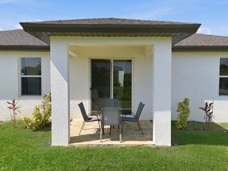 Building Photo - Newer 3/2 home all tile