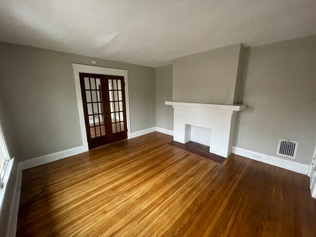 Primary Photo - 1587 Amherst St