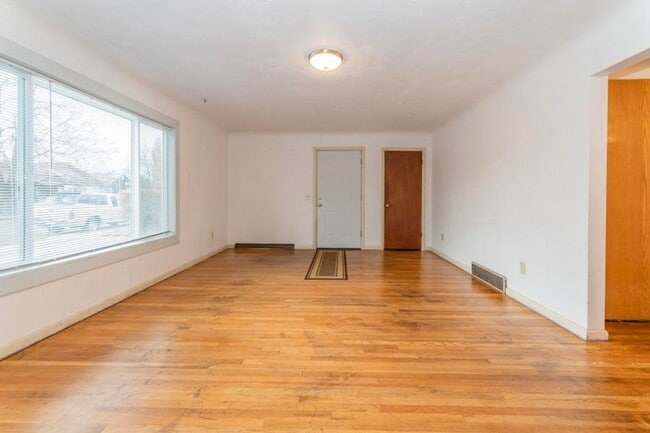 Building Photo - 1810 W Sussex Ave