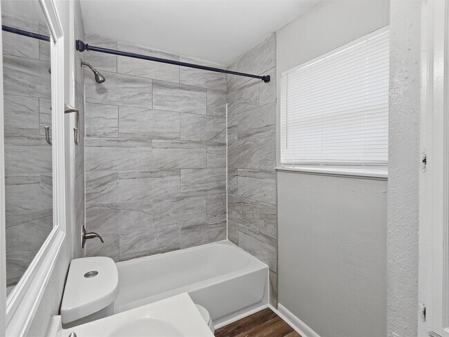 Building Photo - 5427 Willow Glen Dr