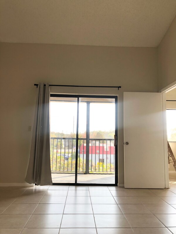 Building Photo - 2550 SW 18th Terrace