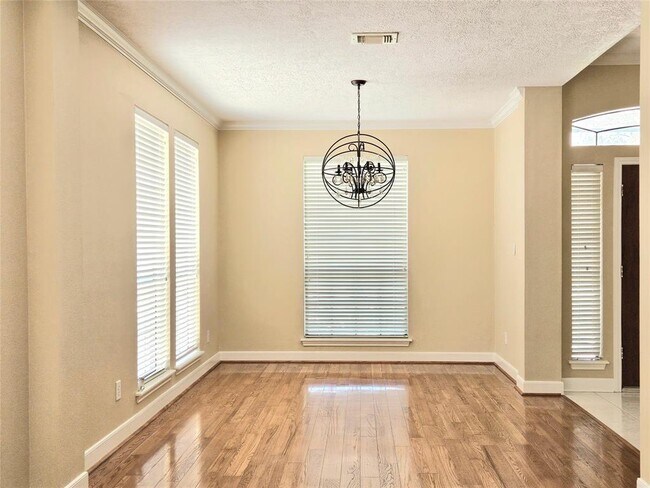 Building Photo - 20402 Sunny Shores Dr