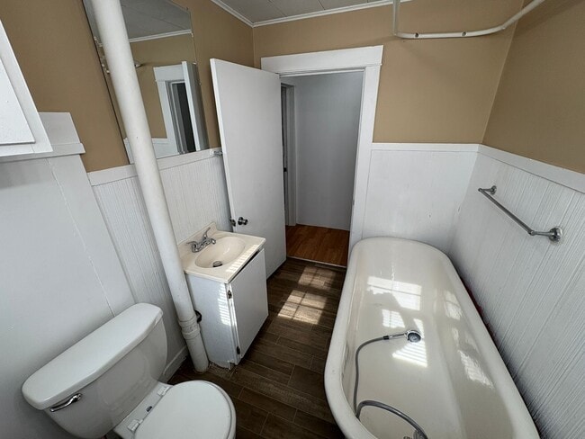 Building Photo - Home w/ Huge 2-stall Garage