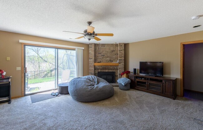 Building Photo - 4 br, 3 bath House - 5999 Highview Place