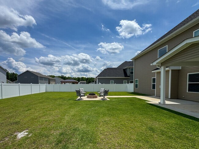Building Photo - Stunning 5 Bed 4.5 Bath Fayetteville Home with Fenced Yard