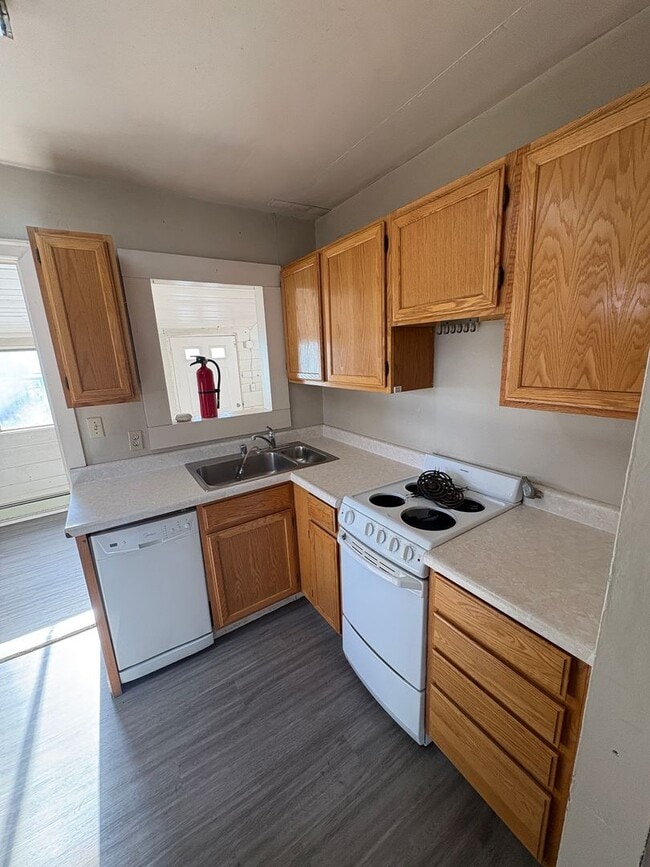 Building Photo - Centrally Located 3 bedroom home