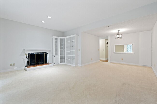 Building Photo - Available mid-July! 3 Bedroom/3 Bath Townhome in Falconbridge!