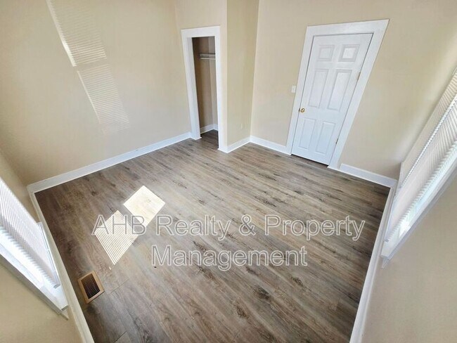 Building Photo - 511 S Flanner St