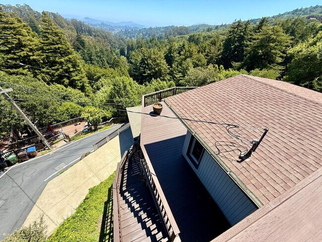 Building Photo - SPACIOUS THREE BED / THREE BATH HOME OFF OF PANORAMIC HWY WITH STUNNING VIEWS