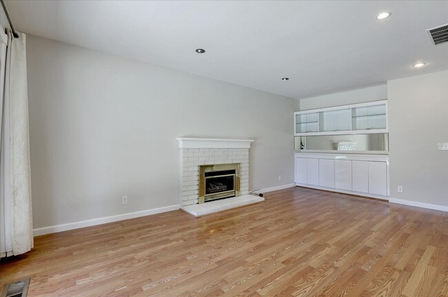 Building Photo - 2720 Diericx Dr