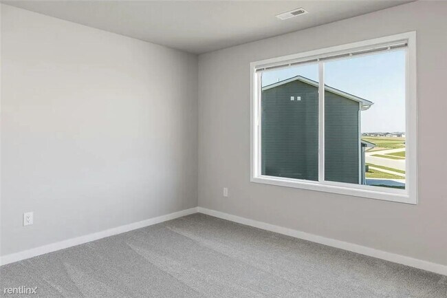 Building Photo - Charming 3 Bedroom Home in Urbandale