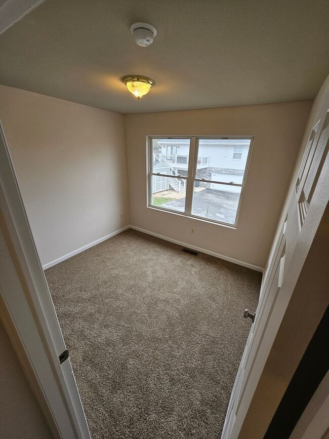 Building Photo - 2105 Circleville Rd