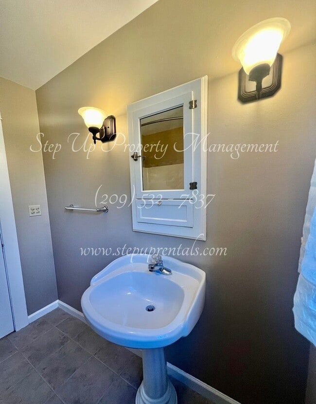 Building Photo - Beautiful 1920's 3 Bed 1 Bath Home Within ...