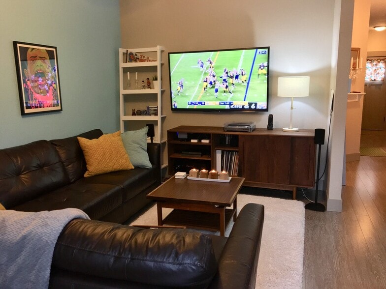 Building Photo - 6430 N Maryland Ave