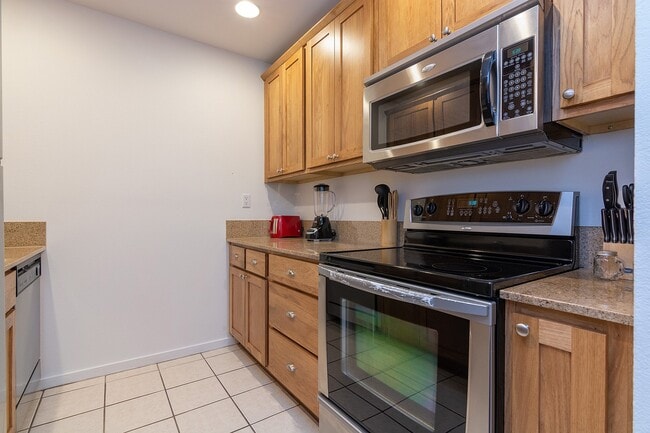 Building Photo - Fully Furnished One Bedroom Condo Availabl...