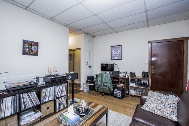 Building Photo - Spacious 1bedroom/1bath unit in Bucktown! Central Air, Dishwasher, FREE Laundry! Near Metra!