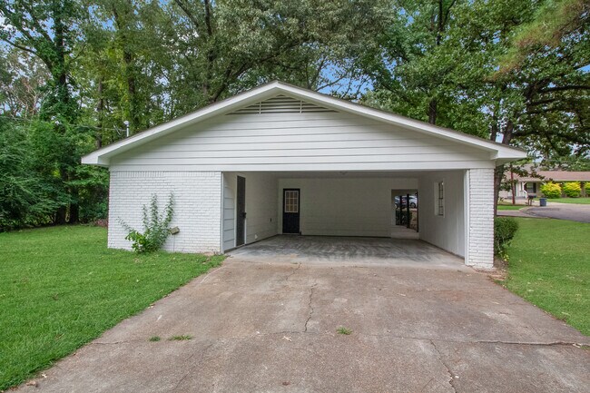 Building Photo - 1027 Tanglewood Dr