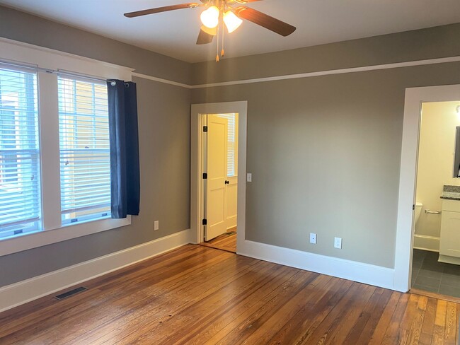 Building Photo - Two Bedroom Apartment On Tattnall Square Park