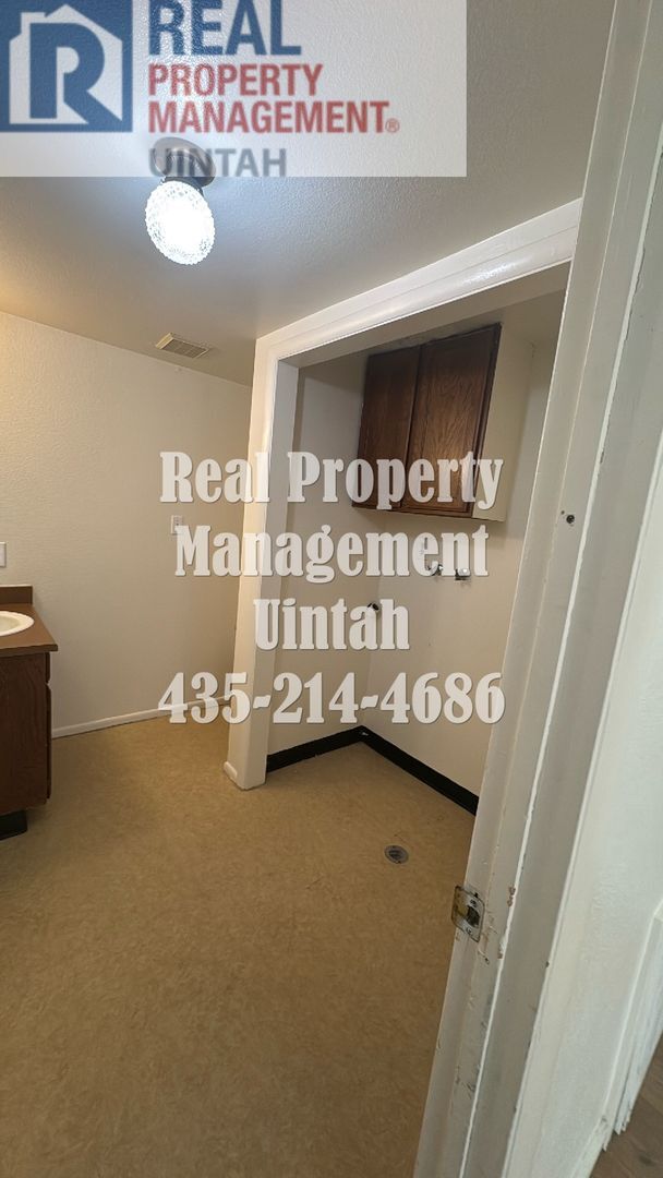 Building Photo - 3 Bedroom, 1.5 Bath Town home.