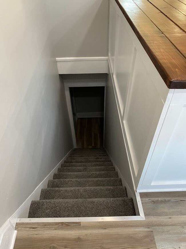 Building Photo - Newly Renovated 2 Bedroom Apartment