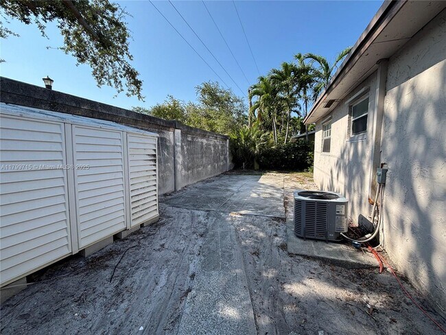 Building Photo - 1251 SW 11th Ave