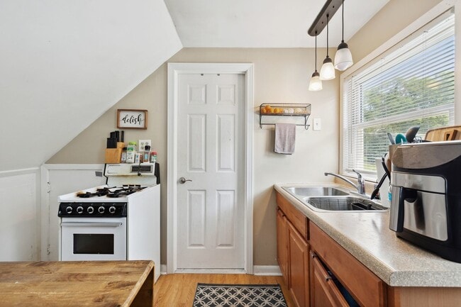 Building Photo - 300 Pauline Ave