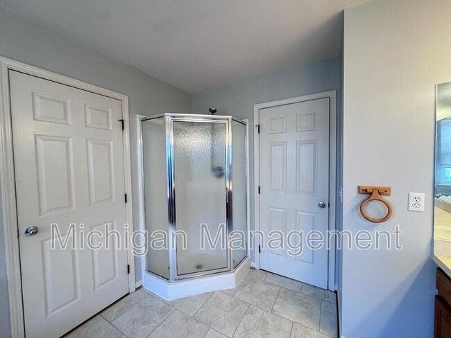 Building Photo - 4351 Hunters Cir W