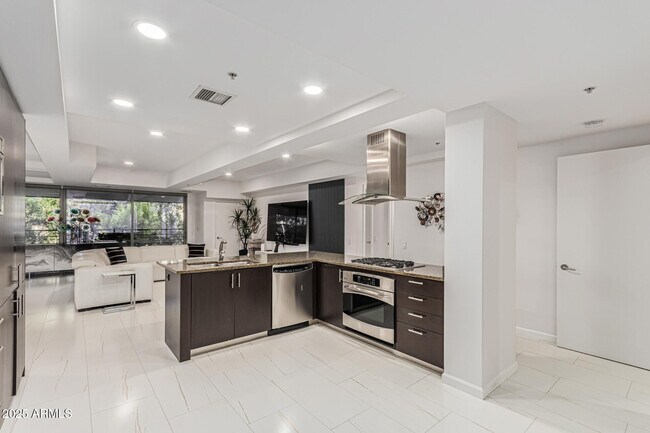 Building Photo - 7121 E Rancho Vista Dr