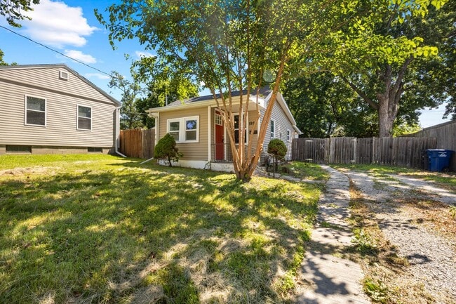 Building Photo - Update 1 bedroom Home with Fenced in Yard