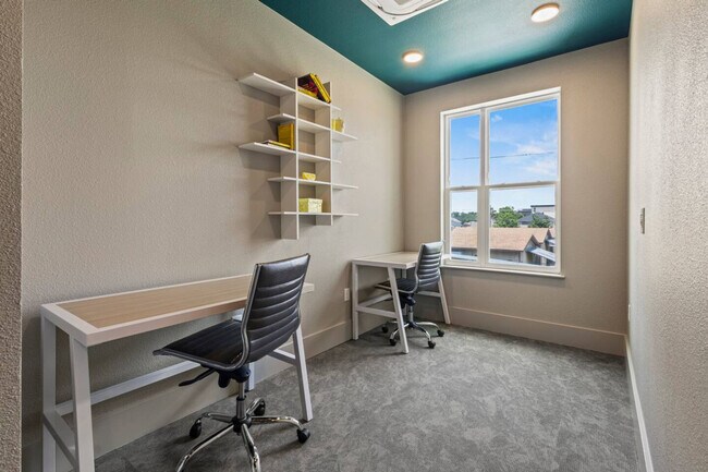 Building Photo - 596 W 9th St