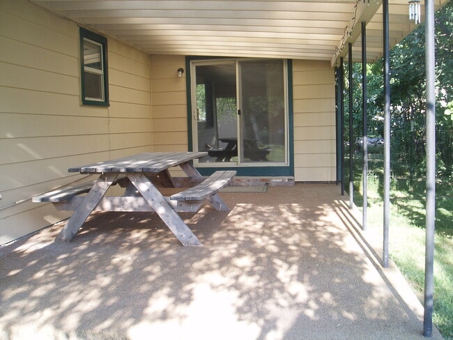 Building Photo - Charming Newly Remodeled 2 Bed/ 1 Bathroom Home!