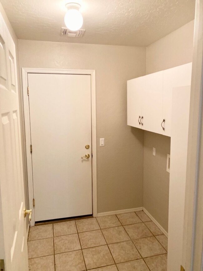 Building Photo - POOL, BBQ, FIRE PIT, AND MORE!