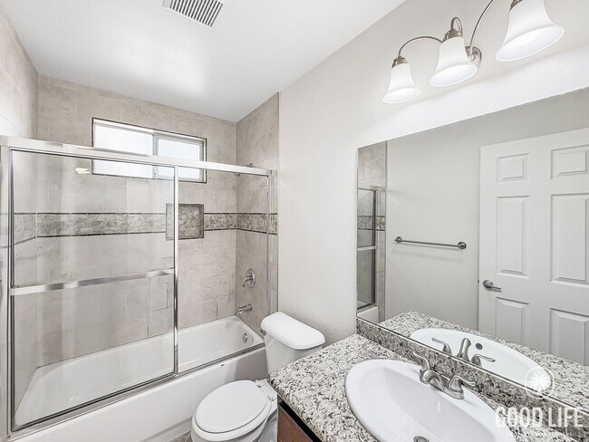 Building Photo - Great 2B/2.5BA Townhouse in PB with Roofto...