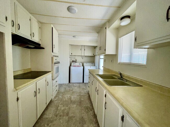 Building Photo - 2 bed 2 bath close to the river.