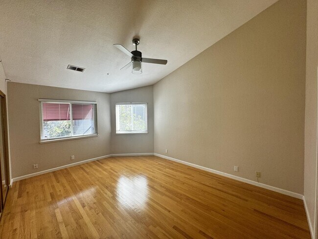Building Photo - 109 E Court Ln