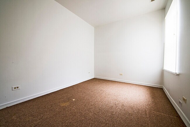 Building Photo - 1249 S California Ave