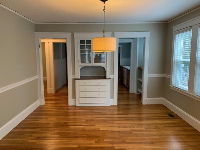 Dining room with original details - 16 Appleton Place