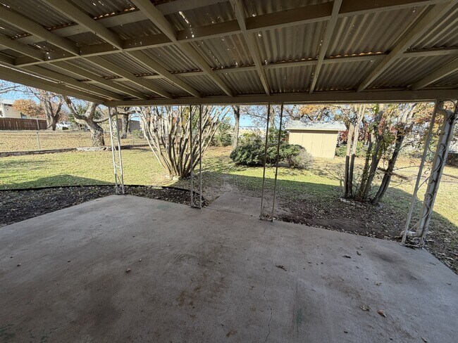 Building Photo - 815 Hilltop Dr