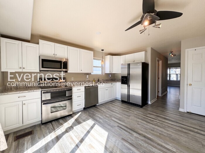 Building Photo - 2040 Oakcrest Cir